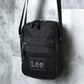 Lee リー ショルダーバッグ 縦型 ミニ 軽量 小さめ メンズ レディース ユニセックス ブランド ワンポイント ロゴ ポリエステル シンプル モノトーン（7727840042）